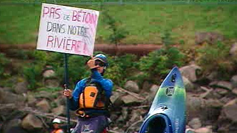 Un kayakiste manifeste à Shannon contre la construction d'une minicentrale sur la rivière Jacques-Cartier