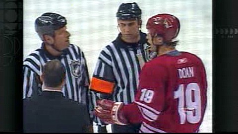 Shane Doane parle aux arbitres