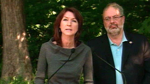 La ministre des Ressources naturelles du Québec, Nathalie Normandeau, avec le ministre de l'Environnement, Pierre Arcand