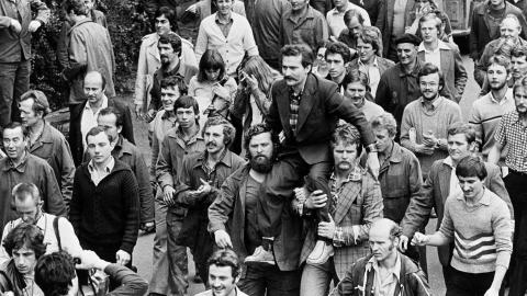 Lech Walesa porté en triomphe par ses camarades après la conclusion d'une entente permettant la création de syndicats en Pologne.