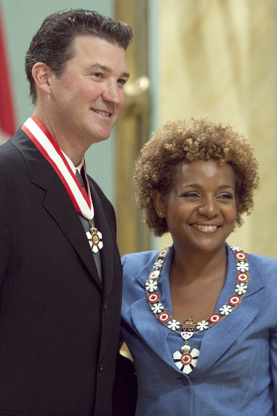 Le joueur de hockey Mario Lemieux pose avec la gouverneure générale, Michaëlle Jean.