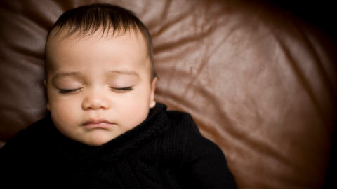Un bébé dort