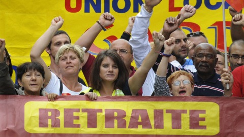 Des manifestants défilent pour s'opposer au projet de réforme des retraites du gouvernement Sarkozy.