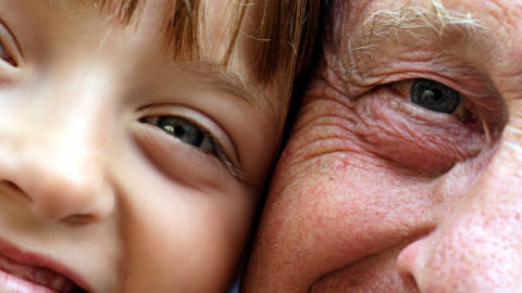 Un grand-père et sa petite fille