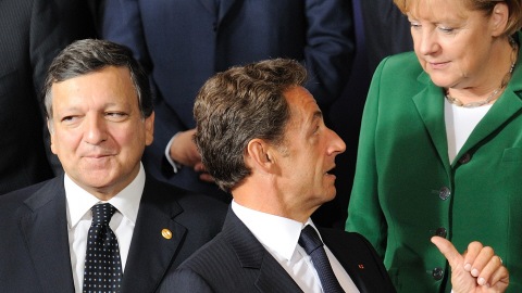 Le président de la Commission européenne, Jose Manuel Barroso, le président français Nicolas Sarkozy et la chancelière allemande Angela Merkel au moment de la prise d'une photo de famille du sommet de l'Union européenne