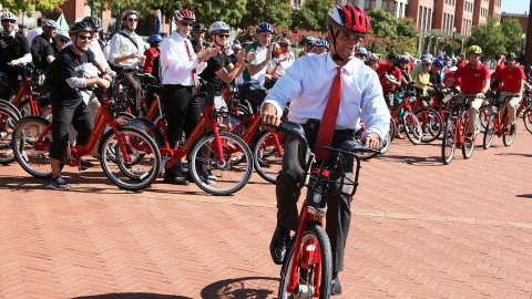 Le maire de Washington (D.C.), Adrian Fenty, essaie un vélo du programme Capital Bikeshare le 20 septembre 2010.