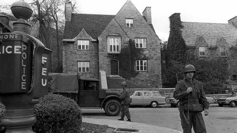 Des militaires en faction devant la résidence de l'attaché commercial britannique James Cross.