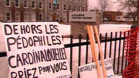 Des pancartes dénonçant les pédophiles devant le Collège Notre-Dame