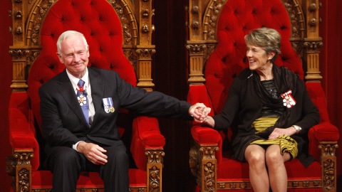 David Johnston sur le trône du gouverneur général, en compagnie de son épouse Sharon