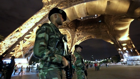 Des soldats français au pied de la tour Eiffel