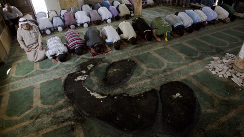 Les fidèles priaient malgré tout lundi matin dans la mosquée où des tapis gardent les traces de l'incendie