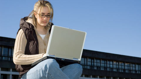 Une adolescente et son portable