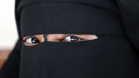 Une femme portant le niqab en France.
