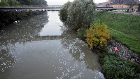 Une écume blanche à la surface de la rivière Raab, un affluent du Danube