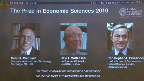 Les lauréats du prix Nobel d'économie 2010 Peter Diamond, Dale Mortensen et Christopher Pissarides