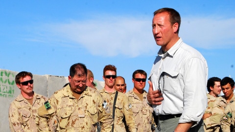 Peter MacKay rencontre des militaires canadiens à Kandahar, le 11 octobre 2010