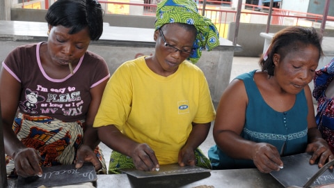 Des femmes apprennent à lire et à écrire en Côte-d'Ivoire.