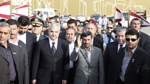 Le président iranien Mahmoud Ahmadinejad en compagnie du ministre libanais de la Défense, Elias Murr.
