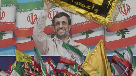 À Bint Jbeil, la foule acclame le président Ahmadinejad.