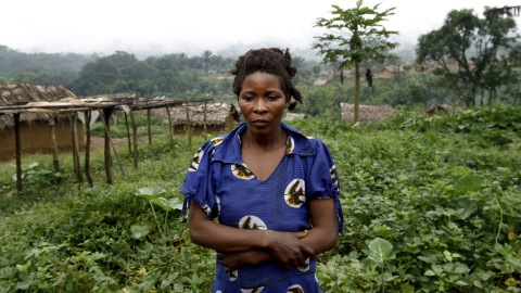 Buira Lubungu, 27 ans, a été violée devant ses cinq enfants par sept hommes le 30 juillet 2009, lors d'une attaque du village de Luvungi par des rebelles hutus.