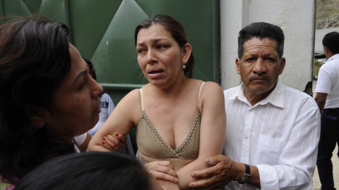 La femme d'un des mineurs en larmes après la découverte du corps de son mari.