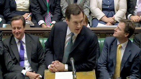 Le minstre des Finances George Osborne. À gauche, le premier ministre conservateur David Cameron, à droite, le vice-premier ministre et chef des libéraux-démocrates Nick Clegg.