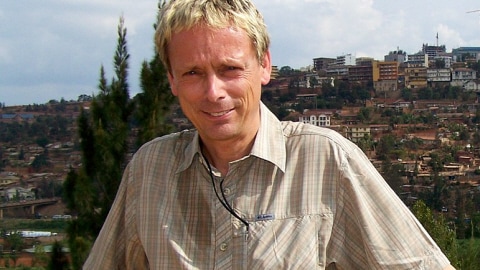Le journaliste Denis-Martin Chabot lors d'un reportage au Rwanda en 2009 sur la problématique des médicaments génériques pour traiter le VIH.