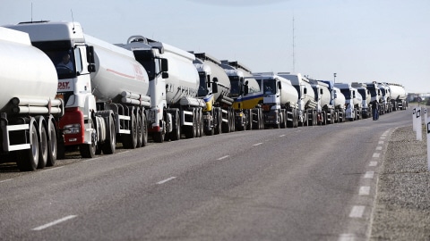 Des camions-citernes vides attendent en face d'une raffinerie de Total à Donges, dans l'ouest de la France, qui fournit de l'essence aux stations de la région.