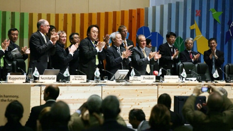 Des participants au sommet de Nagoya sur la biodiversité ont applaudi le ministre japonais de l'Environnement, Ryu Matsumoto, lorsqu'il a annoncé l'accord, le 30 octobre 2010