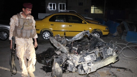 Un soldat irakien sur les lieux d'un attentat commis dans le quartier chiite de Sadr City (Bagdad, 2 novembre 2010).