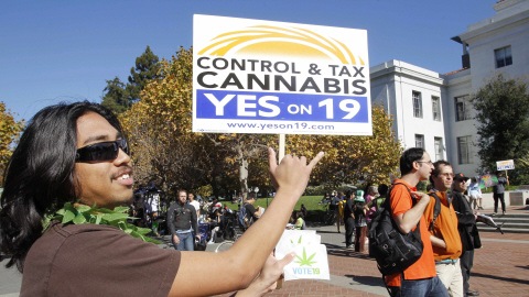 Un partisan de la proposition 19 à l'université de Berkeley, en Californie