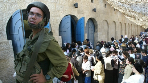 Un soldat israélien monte la garde devant le Tombeau de Rachel, à Bethléem.