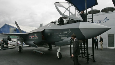 Un chasseur F-35 en démonstration dans une exposition aérienne en Grande-Bretagne.