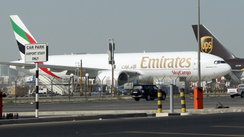 Un avion des Émirats arabes unis aux côtés d'un d'UPS