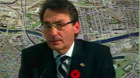 Québec annonce son plan pour refaire l'échangeur Turcot; le maire de Montréal affirme qu'il s'agit d'un bon compromis. Richard Bergeron critique.