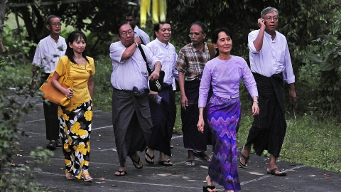 Aung San Suu Kyi se rend à la rencontre de ses partisans, le 13 novembre 2010.