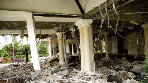 Le vestibule de l'hôtel a été lourdement endommagé.