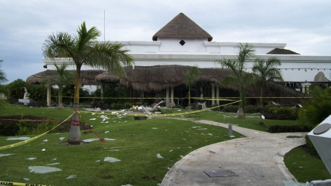 L'hôtel Grand Riviera Princess, après l'explosion.