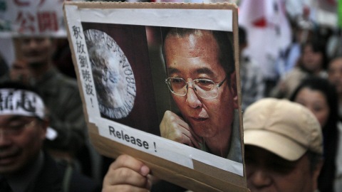 Un homme brandit une pancarte exigeant la libération de Liu Xiaobo, lors d'une manifestation tenue au Japon la semaine dernière.