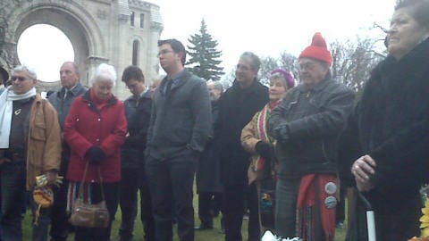 Une centaine de personnes, dont certaines venant de Saskatchewan et d'Alberta, ont assisté à la cérémonie sur la tombe de Louis Riel.