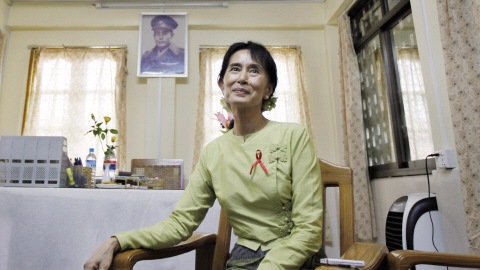 Aung San Suu Kyi a reçu un journaliste d'Associated Press dans son bureau, au quartier général de son parti, à Rangoon. En arrière-plan, une photo de son père, le général Aung San, héros de l'indépendance birmane.(archives)