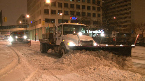 Les camions de déneigement sont à l'oeuvre après la première bordée de neige de l'hiver.