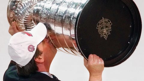 Pat Burns embrasse la Coupe Stanley en 2003.