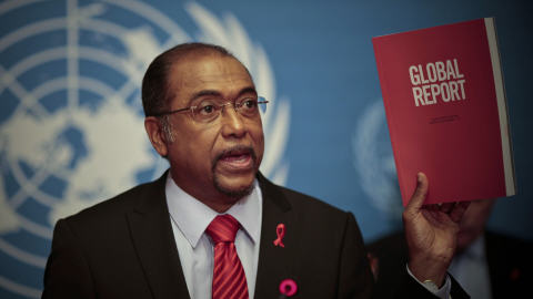 Le directeur général d'ONUSIDA, Michel Sidibé, présente le rapport 2010 de l'organisme, à Genève le 23 novembre 2010.