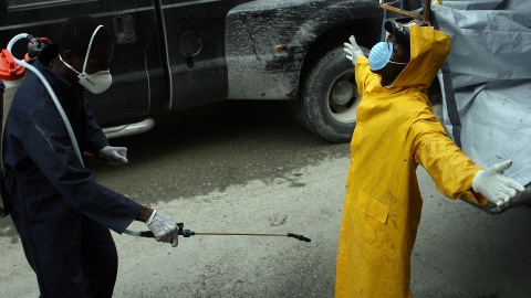Un travailleur sanitaire est désinfecté, à Port-au-Prince, le 22 novembre 2010.