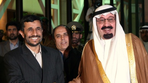 Le président iranien, Mahmoud Ahmadinejad, serre la main du roi saoudien Abdallah le 17 novembre 2007.