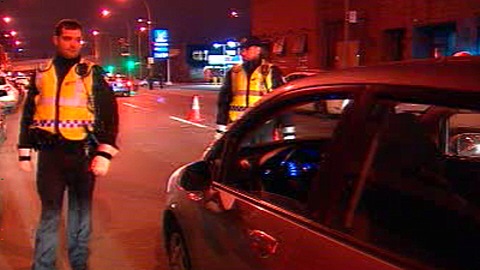 Des policiers vérifient si des automobilistes sont en état d'ébriété.