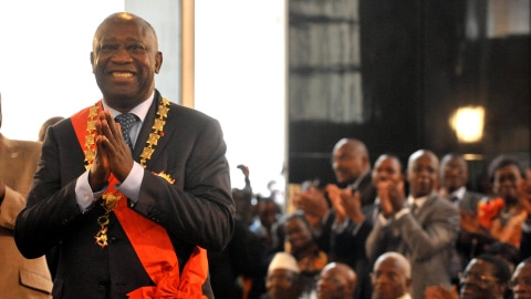 Laurent Gbagbo prête serment comme président.