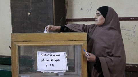 Une Égyptienne vote dans un bureau de scrutin du Caire.
