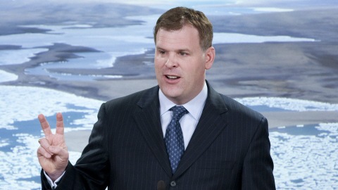 John Baird, annonçant la création d'une réserve marine dans l'Arctique.